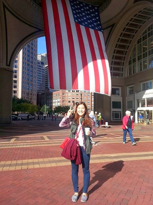 J1 visa intern traveling in the US and picture with US flag.